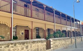 Warders Cottage: Iconic Cottage In The Heart Of Freo